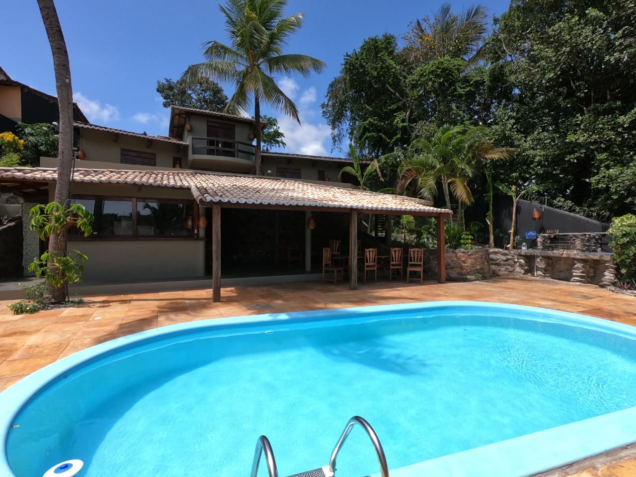Piscina e área externa do Mística Pipa Hostel em Pipa